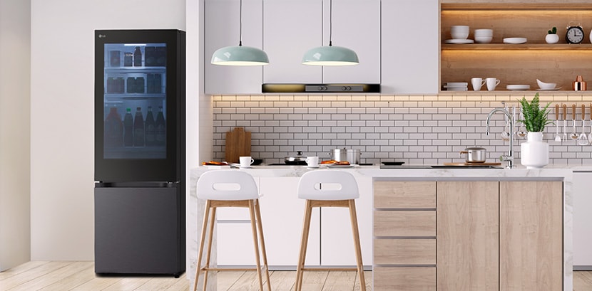 Tampilan keseluruhan kulkas bottom freezer lg dengan instaview di dapur.