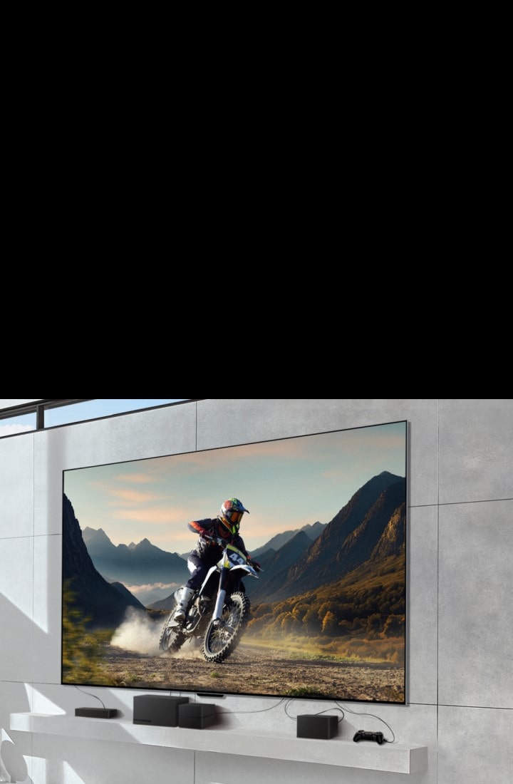LG SIGNATURE OLED M4 montato su una parete che mostra un uomo in sella a una moto su una strada sterrata e dispositivi collegati al TV tramite cavi disordinati sottostanti. I dispositivi svaniscono e l'inquadratura si ingrandisce per rivelare un soggiorno luminoso e moderno e un box Zero Connect su un tavolo con i dispositivi ordinatamente organizzati sotto. L'immagine si scurisce brevemente ed evidenzia il box Zero Connect e i dispositivi. Viene visualizzato un segnale wireless rosso, raffigurato con un raggio diretto verso lo schermo.