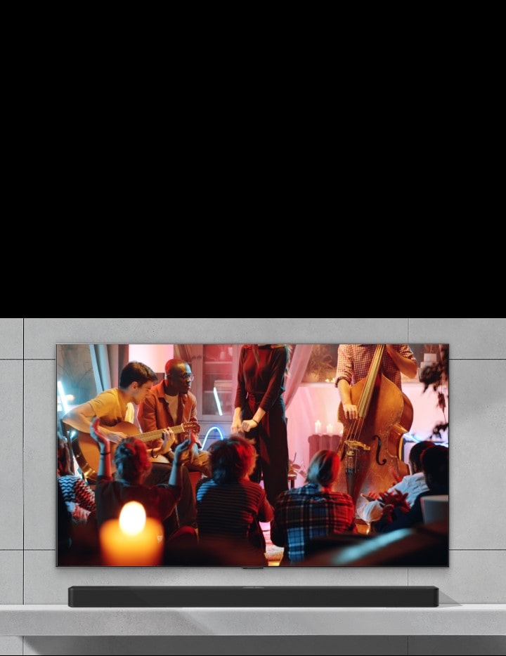 Sullo schermo viene riprodotto un accogliente concerto in salotto. Il menu WOW Interface viene visualizzato in sovrapposizione e l'utente accede alle impostazioni della soundbar con il telecomando puntatore.