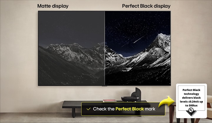 Spazio del salotto con LG OLED TV a parete. Sul televisore si vede una catena montuosa in un cielo scuro e pieno di stelle. Questa scena è divisa a metà. Un lato mostra una versione più opaca e grigia del display orizzontale, etichettato come Nero non perfetto. Dall’altra parte c’è un’immagine più gradevole con una gamma dinamica più ampia di neri e bianchi. Questo schermo viene etichettato come Nero perfetto. Anche la certificazione del logo è visibile, la tecnologia Nero perfetto offre livelli di nero inferiori o uguali a 0,24 nit fino a 500 lux. 