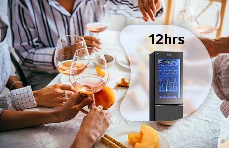 Immagine del frigorifero sovraimposto a delle persone che bevono del vino.