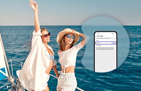 Immagine dell'app del frigorifero sovraimposta a delle donne che si godono una giornata al mare