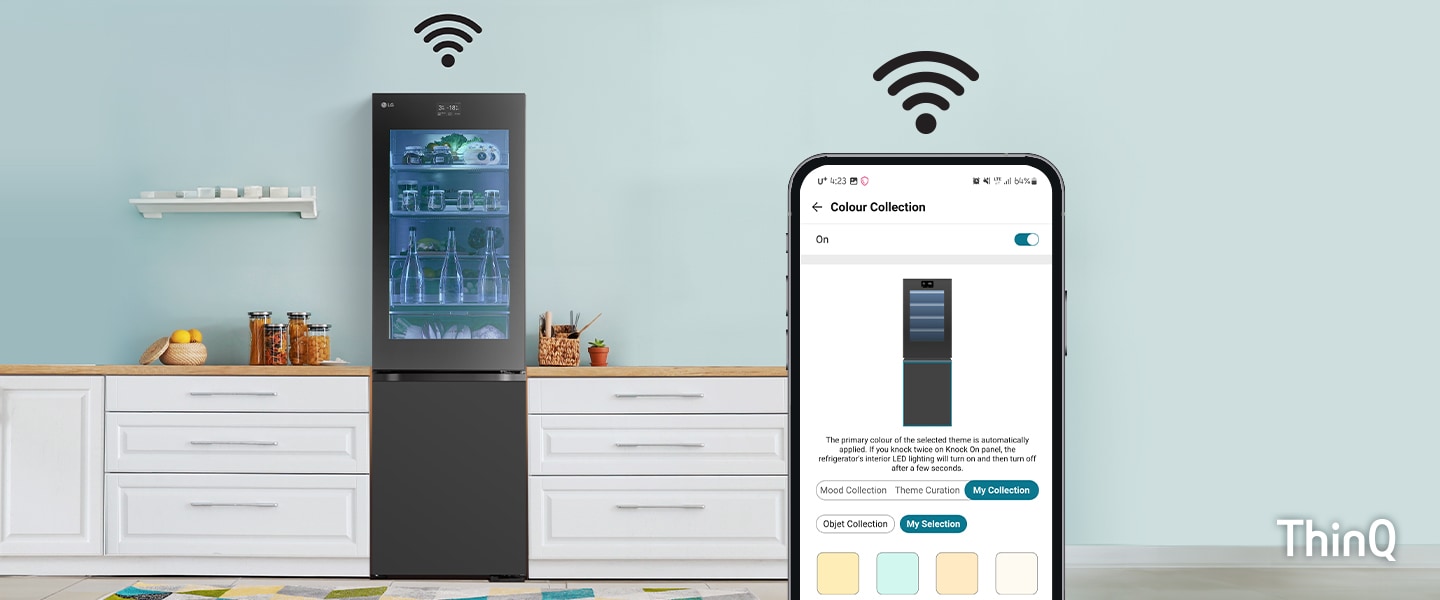 Frigorifero LG nero in cucina moderna con pareti azzurre, controllato da smartphone tramite connessione Wi-Fi.
