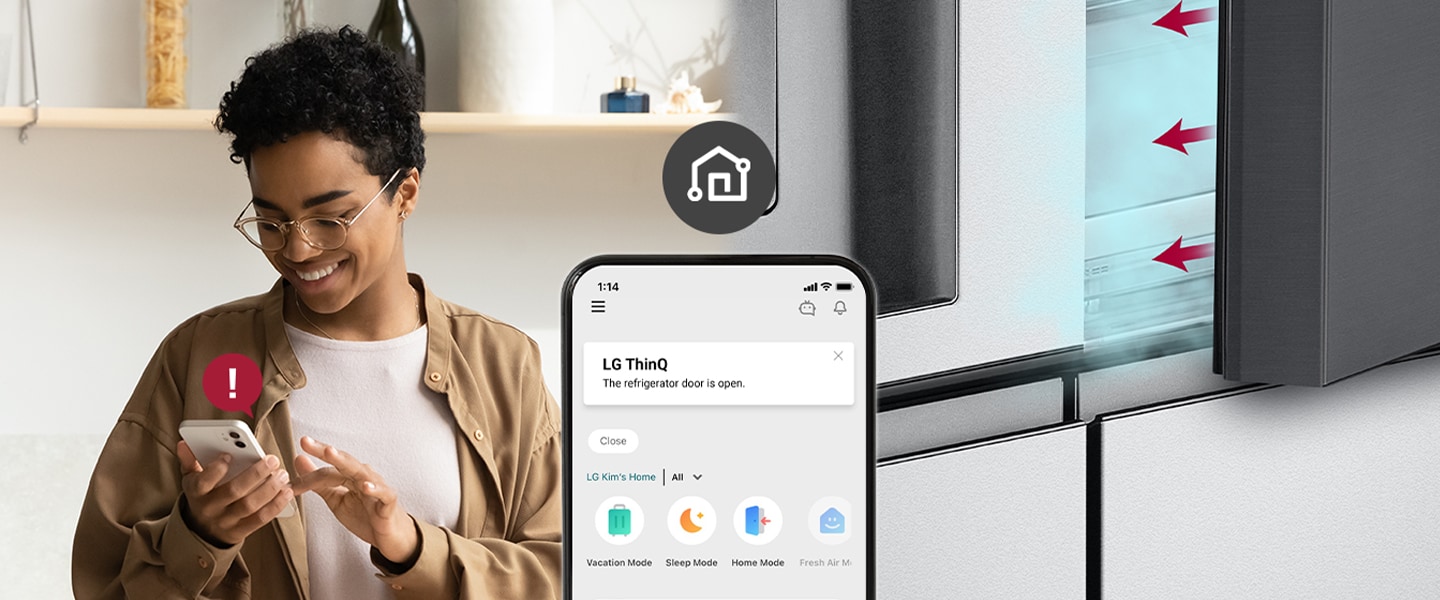 Persona controlla lo smartphone con notifica LG ThinQ che indica che la porta del frigorifero è aperta.