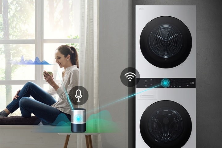 Una donna comanda una lavatrice LG tramite controllo vocale WiFi, seduta accanto a una finestra con luce naturale.