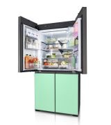 Frigorifero a tre quarti con porte inferiori di colore verde acqua e porta superiore e InstaView aperte con interno pieno di alimenti