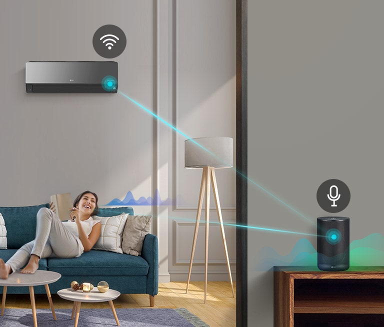 Soggiorno moderno con divano e lampada, condizionatore LG controllato a distanza tramite assistente vocale.