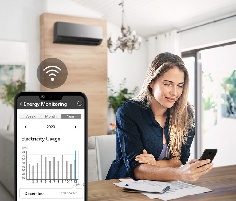 Donna monitora l'uso energetico su smartphone in un soggiorno con condizionatore d'aria e documenti sul tavolo.