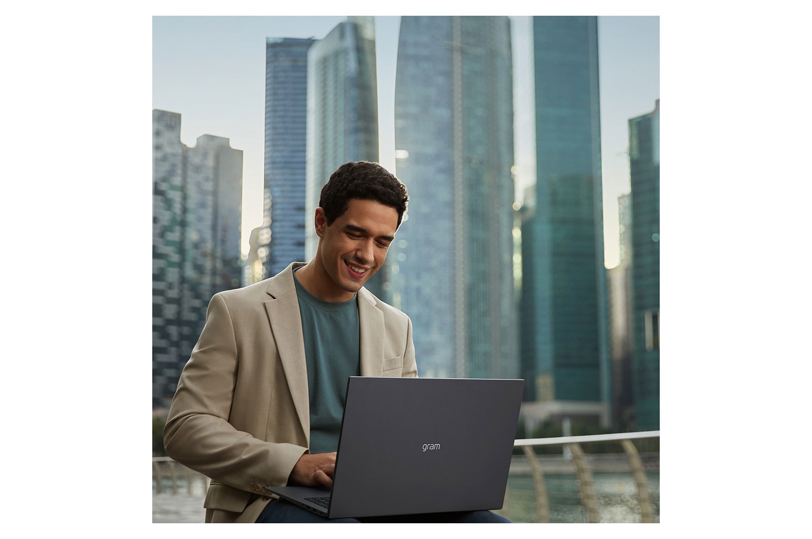 LG Notebook gram | 17", Windows 11 Home | Intel? Core? i7, 16GB RAM, SSD 1TB, solo 1.35kg di peso, Grigio Antracite, 17Z90R-G.AA79D