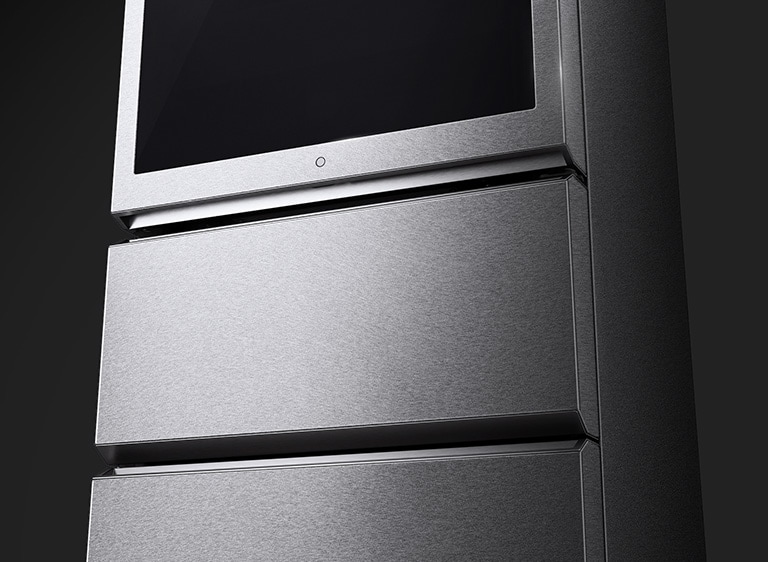 Frigorifero LG in acciaio inox con finitura lucida, tre cassetti e schermo nella parte superiore.