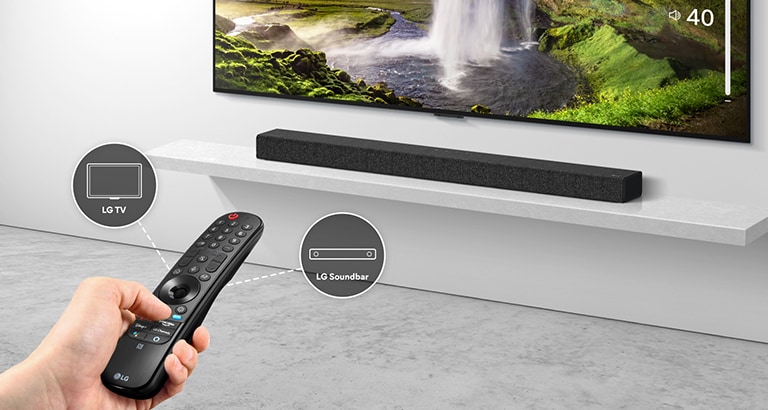 C’è un telecomando nella mano di una persona che controlla un TV e una soundbar sullo sfondo. Ci sono le icone del TV LG e della Soundbar LG.