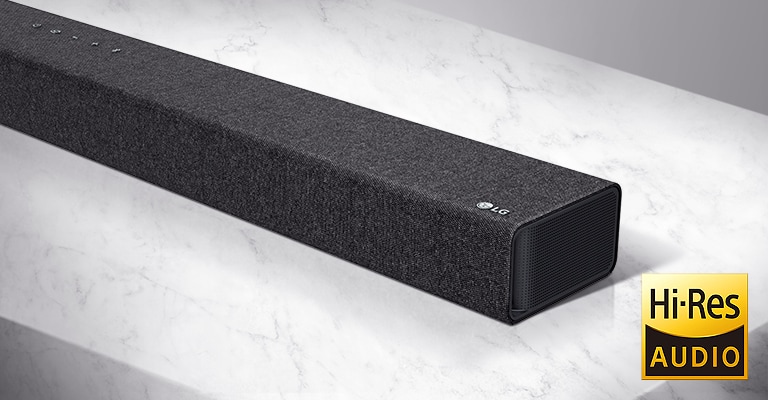 Particolare del lato destro della soundbar LG con il logo LG in basso a destra di un prodotto.