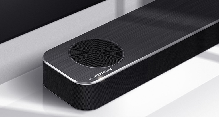 Ogni estremità sinistra delle 2 soundbar