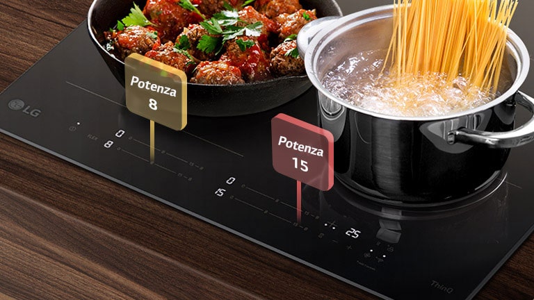 Fornello LG a induzione con pentola di spaghetti in ebollizione e padella con polpette al sugo.