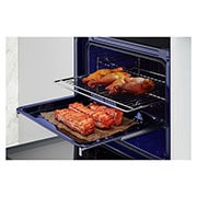 Foto angolata del forno con cibo LG WSED7667M