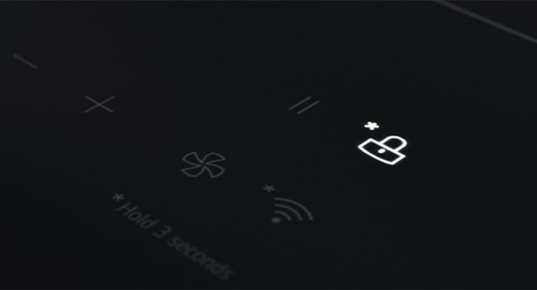 Pannello di controllo retroilluminato di un elettrodomestico LG con icone per il blocco, la ventola e la connessione Wi-Fi.