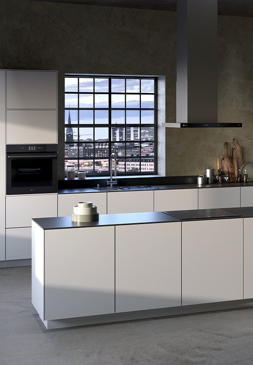 Immagine di una cucina con installati una cappa e un piano cottura.
