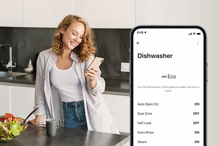 Una donna guarda il suo smartphone, su cui sono visibili le varie opzioni di personalizzazione sull'app LG ThinQ?.