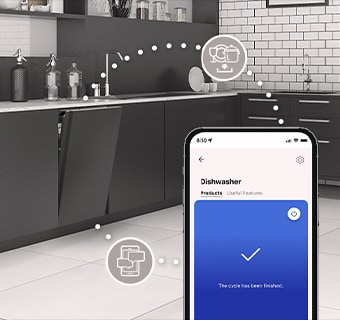  Lavastoviglie LG in cucina connessa a smartphone, ciclo di lavaggio completato.