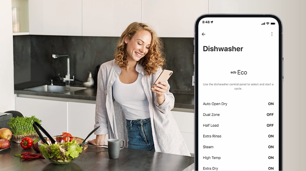 Una donna guarda il suo smartphone, su cui sono visibili le varie opzioni di personalizzazione sull'app LG ThinQ?.