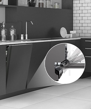Immagine di una lavastoviglie con la porta leggermente aperta che mostra il funzionamento delle cerniere sliding