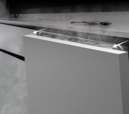 Lavastoviglie LG aperta con vapore che esce, incassata in una cucina moderna con linee pulite.