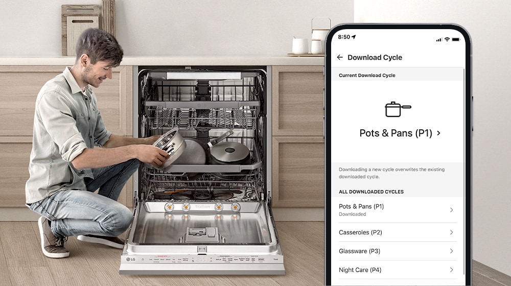 Un uomo accovacciato carica una lavastoviglie LG mentre seleziona il ciclo "Pots & Pans" tramite un'app su uno smartphone.