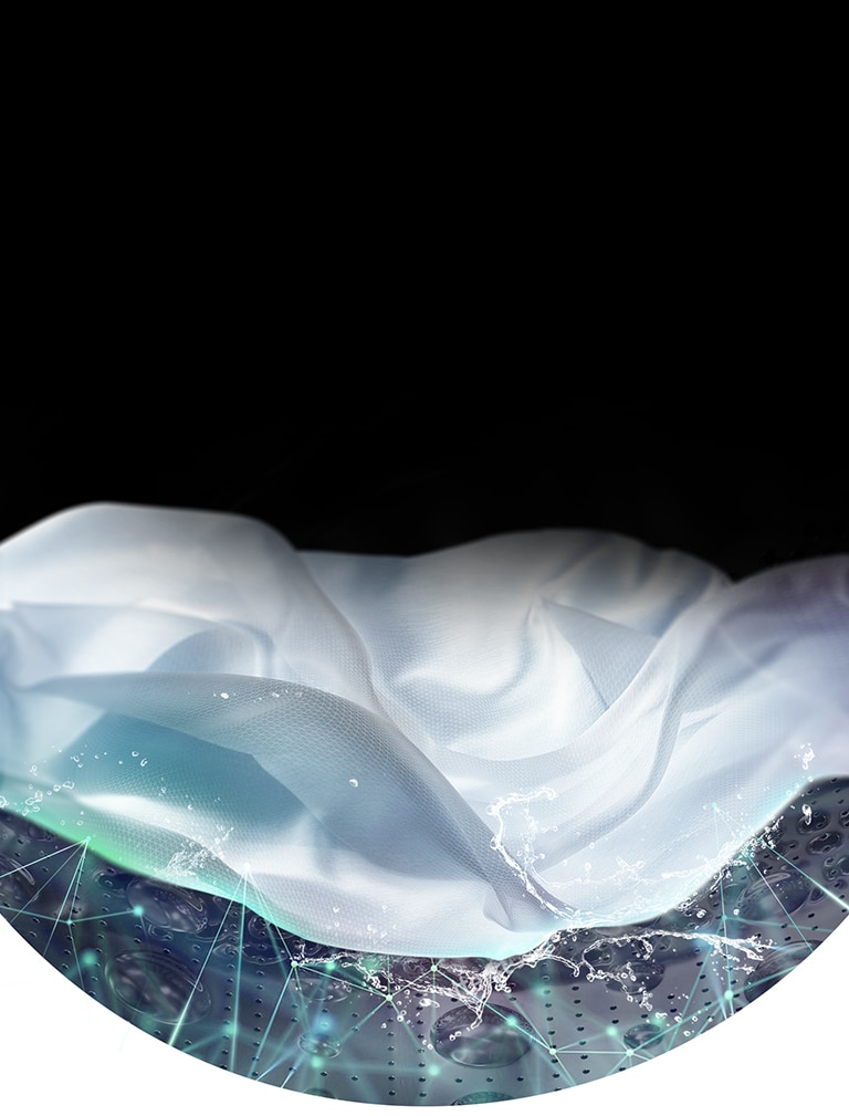 Un tessuto bianco viene lavato in una lavatrice, con schizzi d'acqua visibili e un fondo scuro.