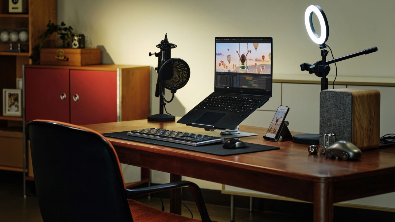 cosa fa un content creator: immagine di una postazione per content creator con PC portatile LG gram pro, ring light, microfono e cellulare.   ? 