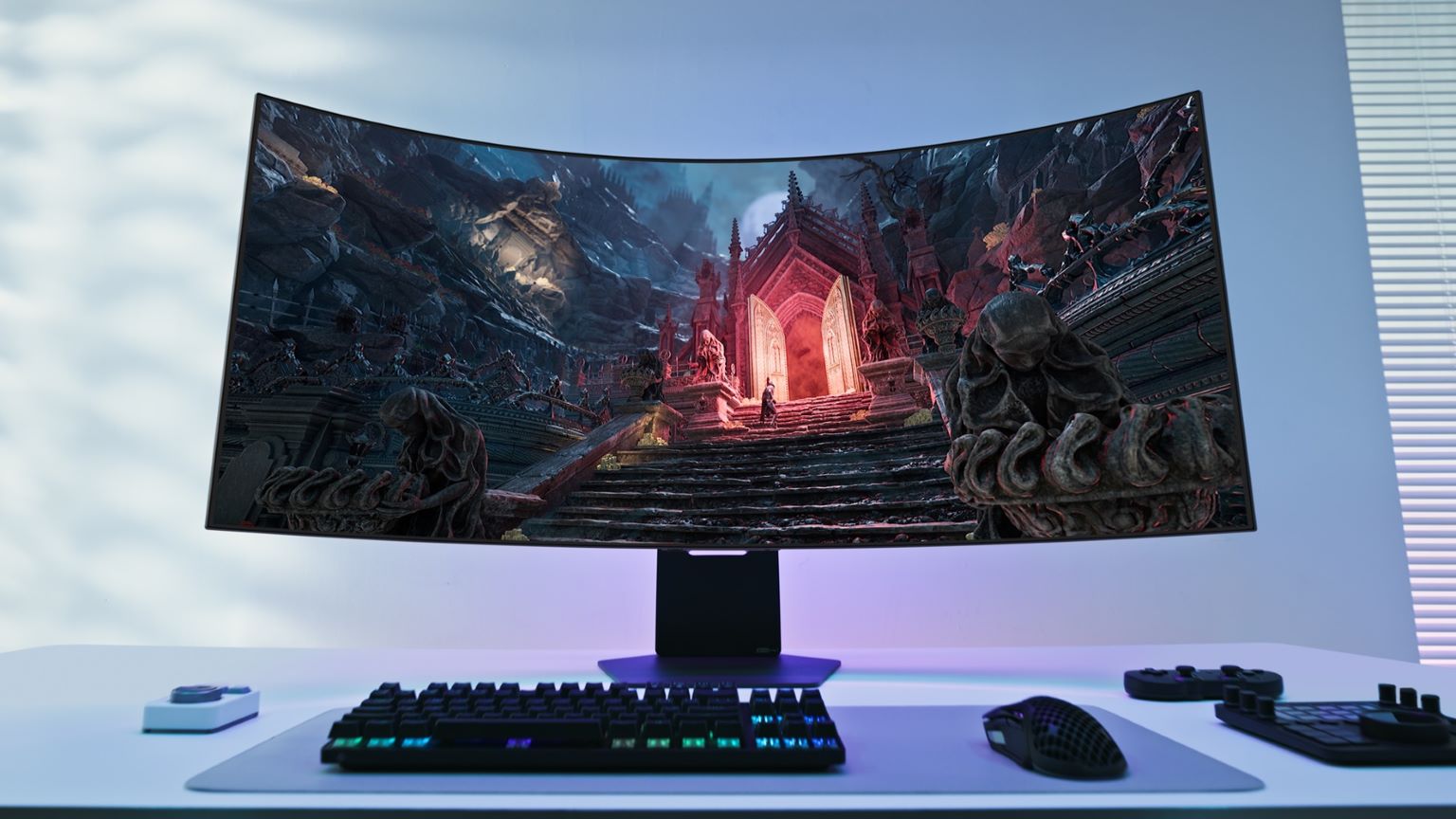 Cresce il gaming sul PC, quali sono i titoli preferiti: immagine del monitor da gaming LG UltraGear? OLED 45GX950A 