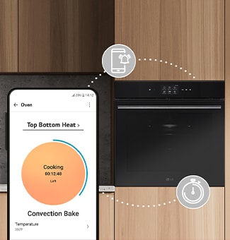  Forno LG nero integrato in un mobile in legno chiaro, collegato a uno smartphone che mostra la funzione Convection Bake.