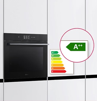  Forno da incasso LG nero con display digitale e maniglia in acciaio, classe energetica A++, incassato in una cucina bianca.