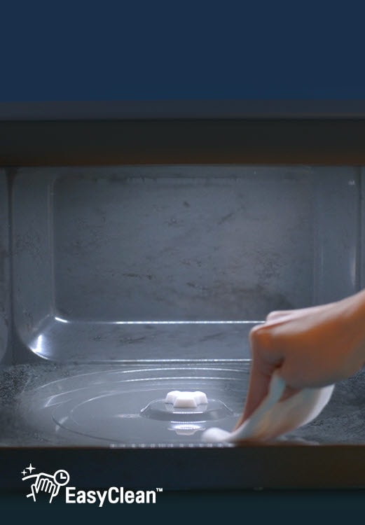 Mostra una mano che pulisce la superficie interna di LG NeoChef?