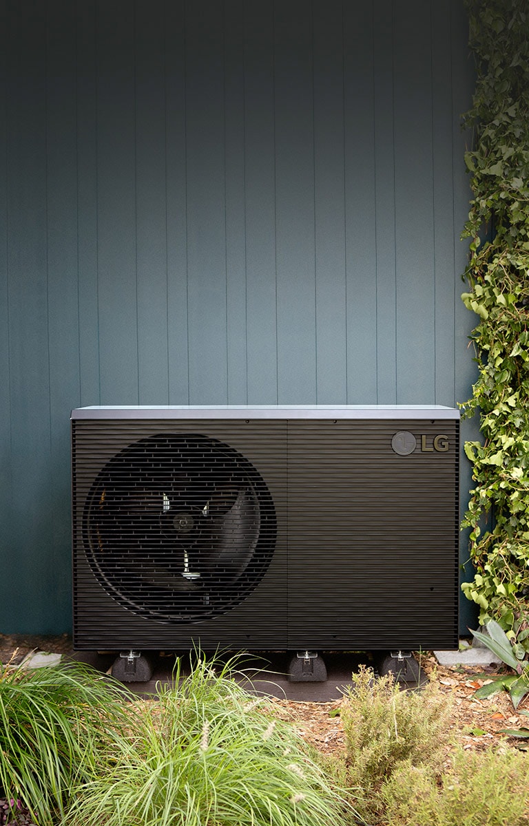 Pompa di calore aria-acqua LG THERMA V: l’unità esterna di colore nero è posizionata sulla parete esterna della casa.