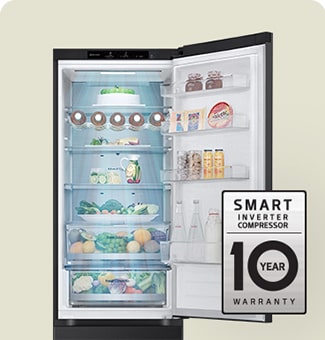  Frigorifero LG con porta aperta, verdure fresche, lattine e cibo sugli scaffali, garanzia compressore 10 anni.