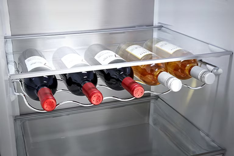  Bottiglie di vino rosso e bianco posizionate orizzontalmente su una griglia nel ripiano di un frigorifero LG.