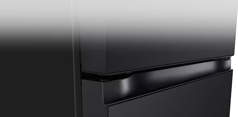 Dettaglio delle maniglie integrate, che donano al frigorifero un look minimale ed elegante.