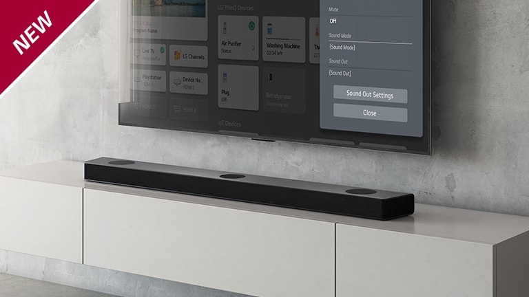 TV LG sospeso a parete, che visualizza la schermata delle impostazioni della sound bar. Sotto, la Sound Bar LG S95QR è collocata su una mensola. Il testo NEW (NOVITà) viene visualizzato nell’angolo superiore sinistro.