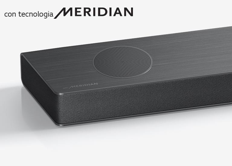 Primo piano del lato sinistro della soundbar LG con il logo Meridian in basso a sinistra su un prodotto.