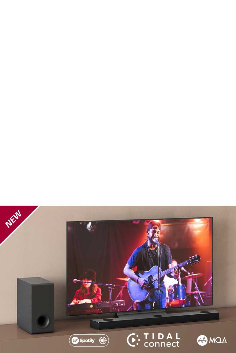 Il televisore LG è posizionato sulla mensola marrone, la Sound Bar LG S90QY è collocata davanti al televisore. Il subwoofer è posizionato sul lato sinistro del TV. Il televisore mostra una scena di concerti. Il testo NEW (NOVITà) viene visualizzato nell’angolo superiore sinistro.