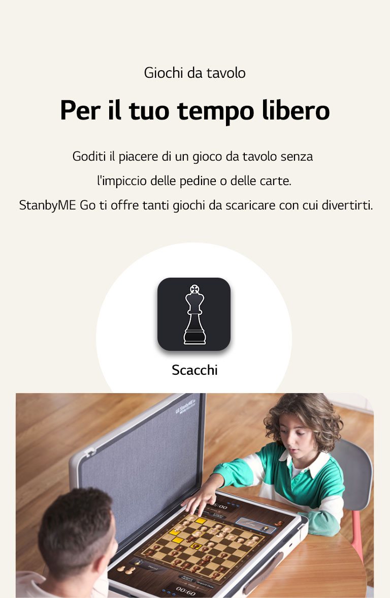 Padre e figlio giocano a scacchi sullo schermo di StanbyME Go. Al centro dell'immagine c'è l'icona degli scacchi.