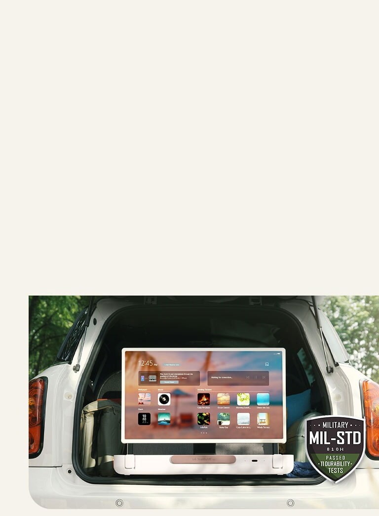 Vista di StanbyME Go con schermo aperto all'interno del bagagliaio di un auto. A sinistra c'è l'icona dei test militari.