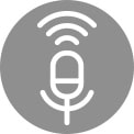 Microfono bianco al centro di un cerchio rosso, con onde sonore bianche che si espandono verso l'esterno.