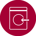 Asciugatrice LG ThinQ con condensa automatica circondata da vestiti piegati di varie tipologie e colori.