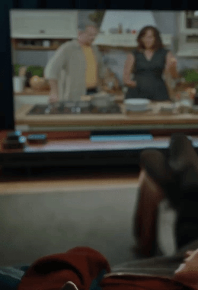 Un uomo e una donna sono sul divano, guardando una trasmissione di calcio su un televisore LG nel soggiorno. La scena cambia e l’uomo e la donna si abbracciano. La telecamera si concentra sul dispositivo LG XBOOM accanto a loro.