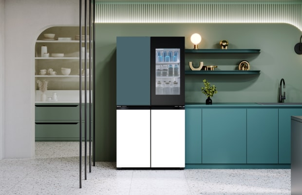Una cucina moderna con frigorifero LG. Nell’angolo in basso a destra dell’immagine è visibile un prodotto tagliato.