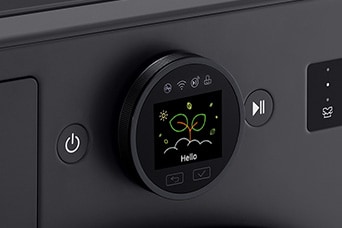 Un primo piano del pannello di controllo di una lavatrice LG.