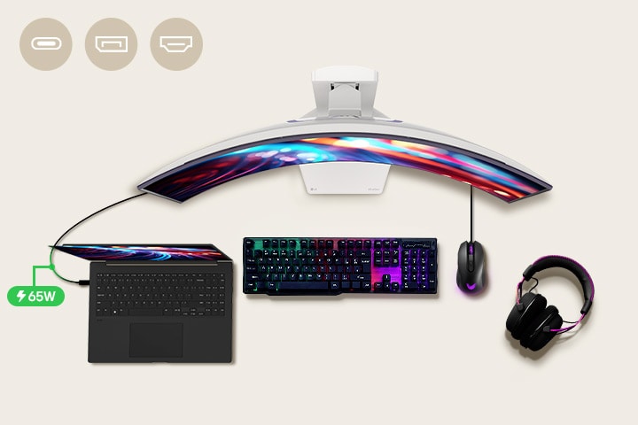 Un monitor da gaming da 34 pollici è posizionato al centro della scrivania, con vari dispositivi IT disposti intorno ad esso.