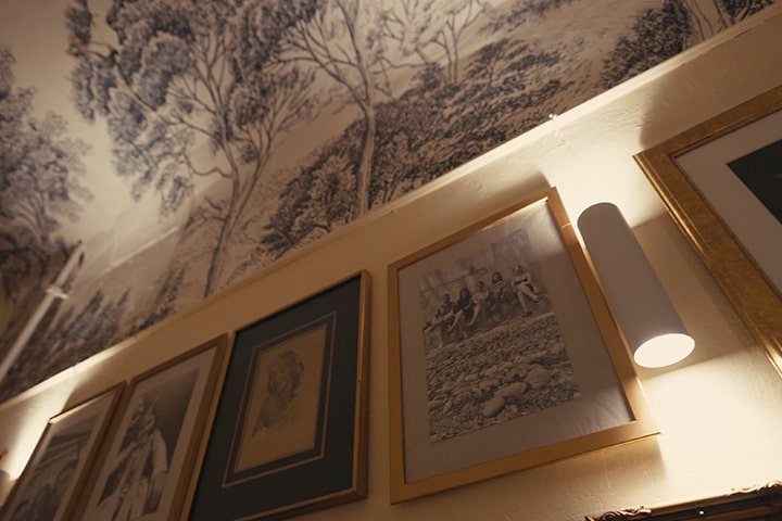 Si tratta di un video di una donna che si lava con una lavatrice, decora la sua casa con dei fiori esifaun'ideadicomesipossa fare. guardare la televisione insieme.