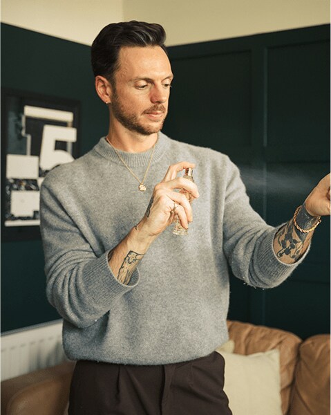 Nick spruzza il profumo